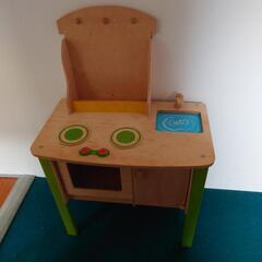 木製の調理台風おもちゃ、収納スペース付きで遊びながら学べる。