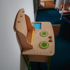 木製の調理台風おもちゃ、収納スペース付きで遊びながら学べる。の画像