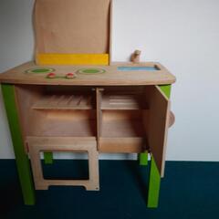 木製の調理台風おもちゃ、収納スペース付きで遊びながら学べる。の画像