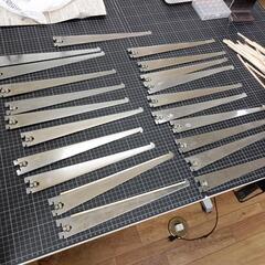 壁取付型の高さ自在調整棚　什器の画像