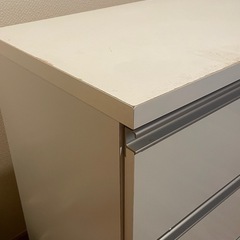 白いタンスの画像