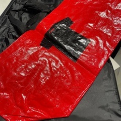 スーツカバーと大きなランドリーバックの画像