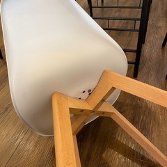 白のカフェ風椅子　の画像