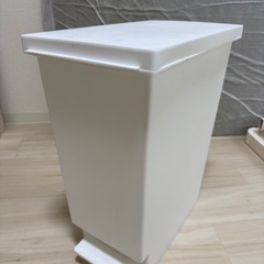 ペダル式　ゴミ箱