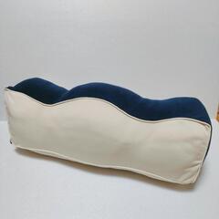 低反発 足枕 波型デザイン ネイビー＆クリーム色の画像