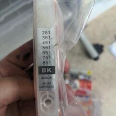 キャノンインク351351xlbkと、詰め替えインク用容器の画像