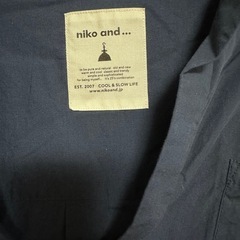 niko and ... ネイビー Vネックシャツの画像