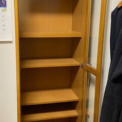 ガラス扉付き本棚の画像