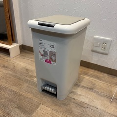 ニトリ　20L蓋付きゴミ箱　