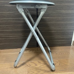 折りたたみ椅子の画像