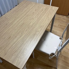 ダイニングテーブルセット
(机、椅子✖️2とIKEAのクッション、長椅子)の画像