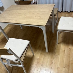 ダイニングテーブルセット
(机、椅子✖️2とIKEAのクッション、長椅子)の画像