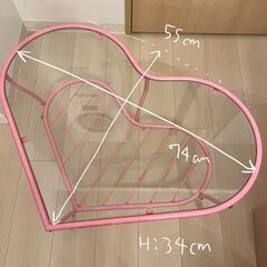 ガラス天板ピンクのハート型ローテーブルの画像