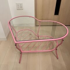 ガラス天板ピンクのハート型ローテーブルの画像