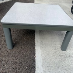 こたつ布団とこたつテーブルの画像