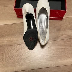 シャルルジョルダンの白のパンプスの画像