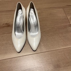 シャルルジョルダンの白のパンプス