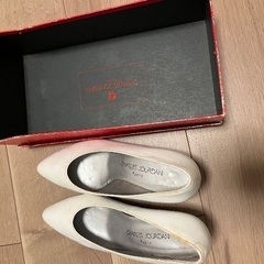 シャルルジョルダンの白のパンプスの画像