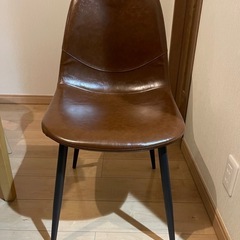 茶色いダイニングチェア
