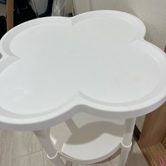 ベッド　サイドテーブルの画像