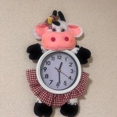 可愛らしい牛のぬいぐるみ掛け時計