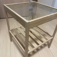 ガラスのサイドテーブル