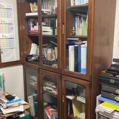 本棚　ガラス、引き出しつき。