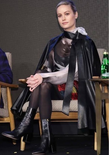 《 最高峰の絶品 》 VALENTINO ボウタイ付き レザーケープ