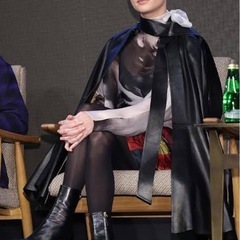 《 最高峰の絶品 》 VALENTINO ボウタイ付き レザーケープの画像