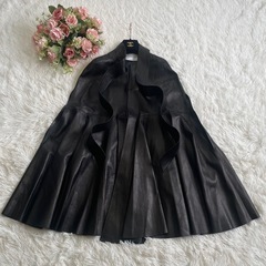《 最高峰の絶品 》 VALENTINO ボウタイ付き レザーケープの画像