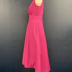 ノースリーブの明るいパープルドレスの画像