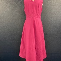 ノースリーブの明るいパープルドレスの画像