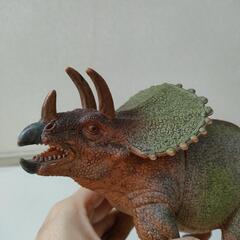 大きい恐竜フィギュア　ケラトサウルス　トリケラトプス　精巧な作りの画像