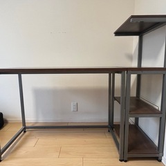 木のテーブル