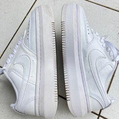 美品 NIKE ナイキ 厚底スニーカー コート ビジョン アルタ 24cmの画像