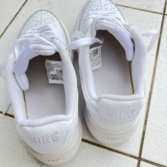 美品 NIKE ナイキ 厚底スニーカー コート ビジョン アルタ 24cmの画像