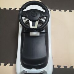 【決まりました】【値下げしました】子ども用メルセデスベンツ　足蹴り　車の画像