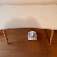 お皿は受け渡し終了。机のみ無料で譲ります。
