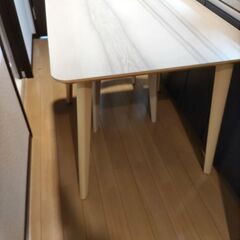 リーサボー　イケアIKEA　テーブルと椅子一脚