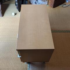 停止中)無料)白っぽい木製キャビネット（テレビ台)の画像