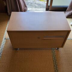 停止中)無料)白っぽい木製キャビネット（テレビ台)の画像