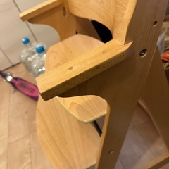 木製テーブル付きベビーチェアの画像