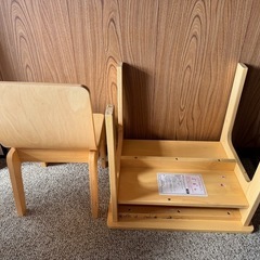 子供用机と椅子のセット1組の画像