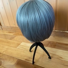 【未使用】シルバーグレーのウィッグ（スタンド付き）の画像