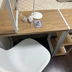 デスク　
ベッドの画像