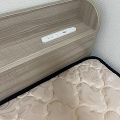 デスク　
ベッドの画像