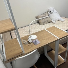 デスク　
ベッドの画像