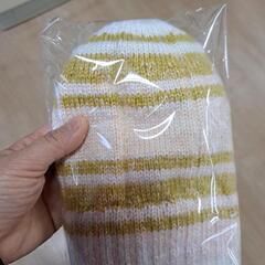 暖かい手編みのニット帽子