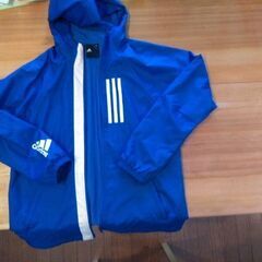 adidasのウインドブレーカー