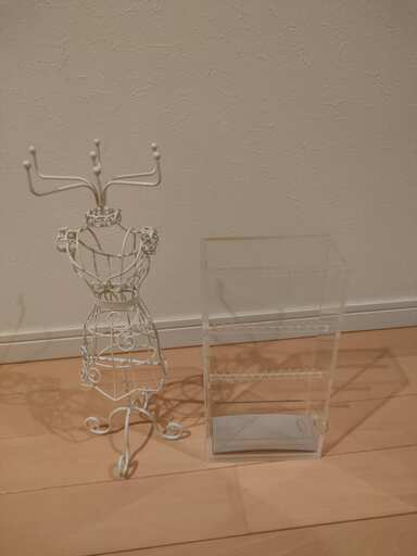 無印良品　アクリルネックレス・ピアススタンド＆トルソー型アクセサリースタンド　2個セット（投稿管理番号：27）